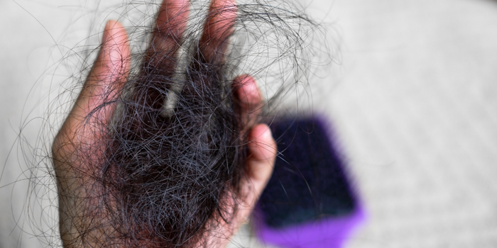 Cheveux qui tombent : le lien méconnu avec la ferritine